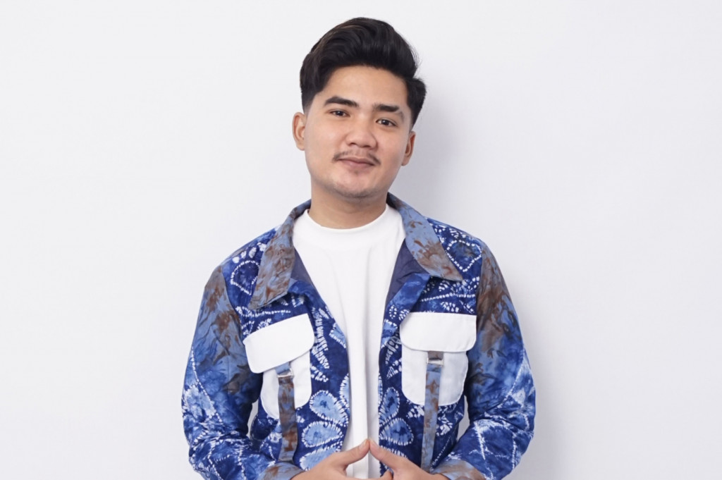 Syahriyadi bukan pendatang baru di industri musik. Pria kelahiran 31 Desember 2000 itu memulai kariernya dengan meng-cover lagu “Pecah Seribu” milik Elvi Sukaesih pada 2021. Saat itu, ia masih bekerja sebagai penjaga gerai makanan cepat saji.