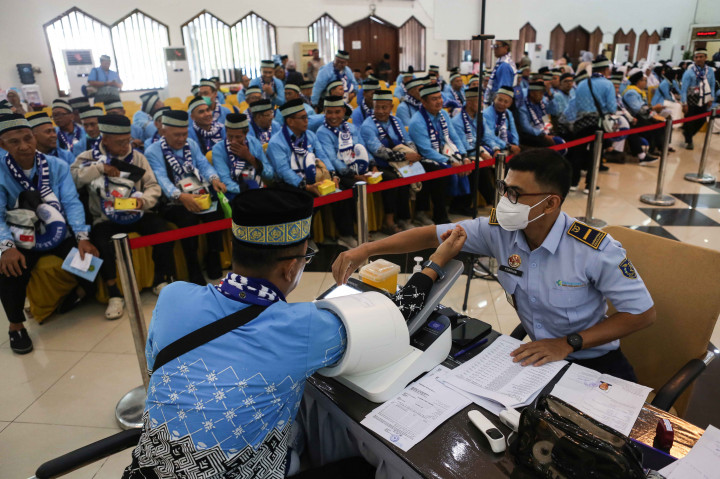 Calon jemaah haji mengikuti pemeriksaan kesehatan akhir di Asrama Haji Pondok Gede, Jakarta Timur, Selasa, 21 April 2026.
