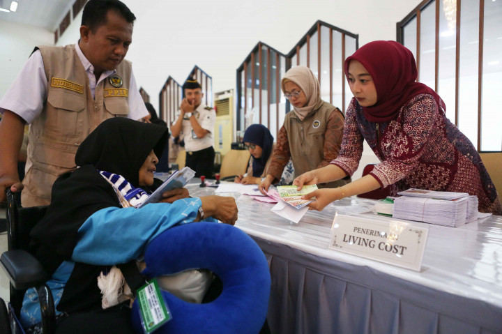 Mereka memastikan kesiapan kesehatan, dokumen, uang saku, dan gelang identitas, serta beristirahat sebelum diberangkatkan ke Tanah Suci untuk menjalankan ibadah haji. 