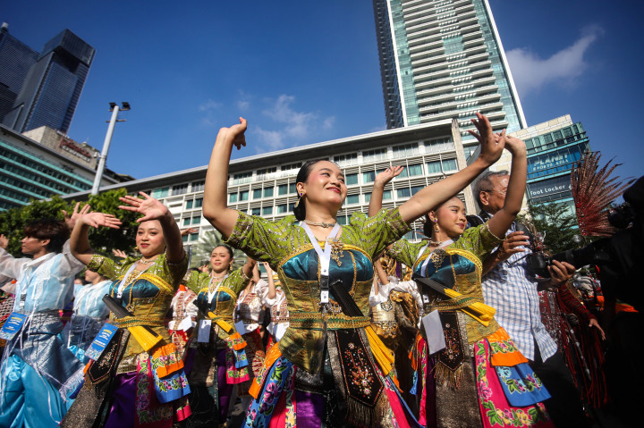 Peserta defile budaya mengikuti Parade Inspirasi Diri dalam rangka Hari Bebas Kendaraan Bermotor (HBKB) di kawasan Bundaran HI, Jakarta, Minggu, 26 April 2026.
