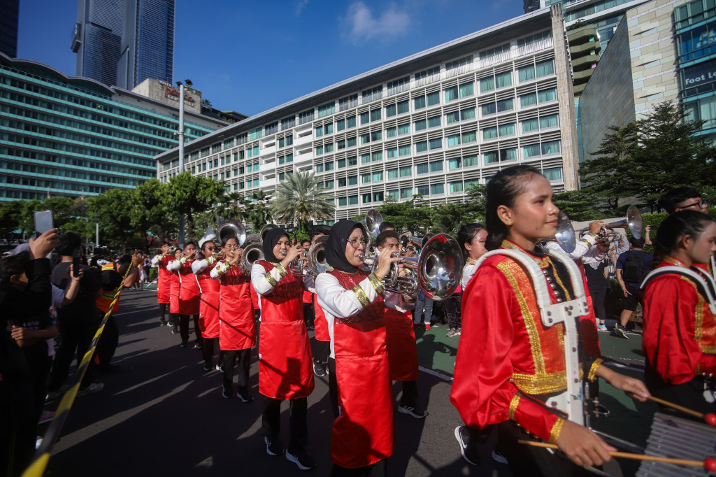 Parade menyuguhkan beragam penampilan, mulai dari marching band, barongsai, parade busana kreasi, hingga ratusan penari yang tampil dalam flash mob.