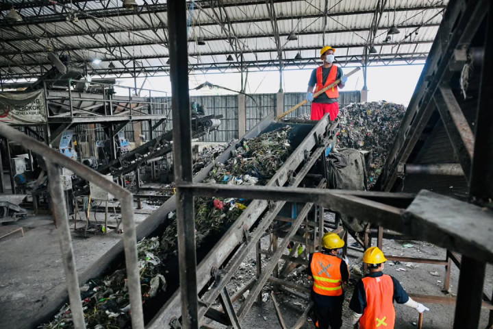 Presiden Prabowo Subianto menegaskan komitmen pemerintah dalam mempercepat penanganan sampah secara nasional saat meninjau Tempat Pengolahan Sampah Terpadu (TPST) Berwawasan Lingkungan dan Edukasi (BLE) di Kabupaten Banyumas, Jawa Tengah, pada Selasa, 28 April 2026.