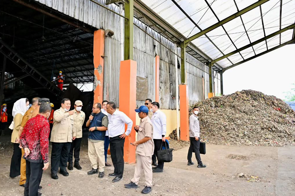 Lebih lanjut, Presiden Prabowo menyambut komitmen Pemerintah Kabupaten Banyumas yang menargetkan pencapaian zero waste to money pada tahun 2028.