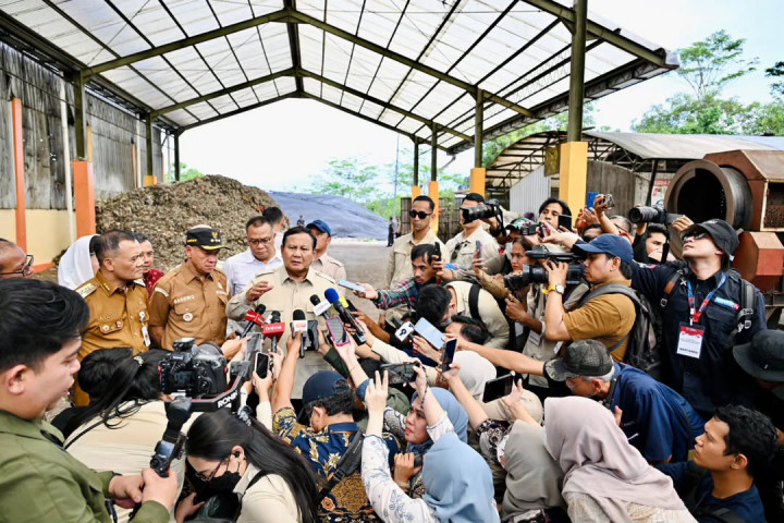 Presiden Prabowo optimistis target tersebut dapat tercapai dengan kerja sama yang kuat antara pemerintah pusat dan daerah.