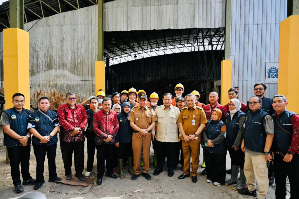 Hal ini menegaskan arah kebijakan pemerintah dengan menjadikan pengelolaan sampah sebagai pilar penting pembangunan, bukan hanya mengatasi masalah lingkungan, tetapi juga menciptakan nilai ekonomi, lapangan kerja, dan kualitas hidup yang lebih baik bagi rakyat. 
