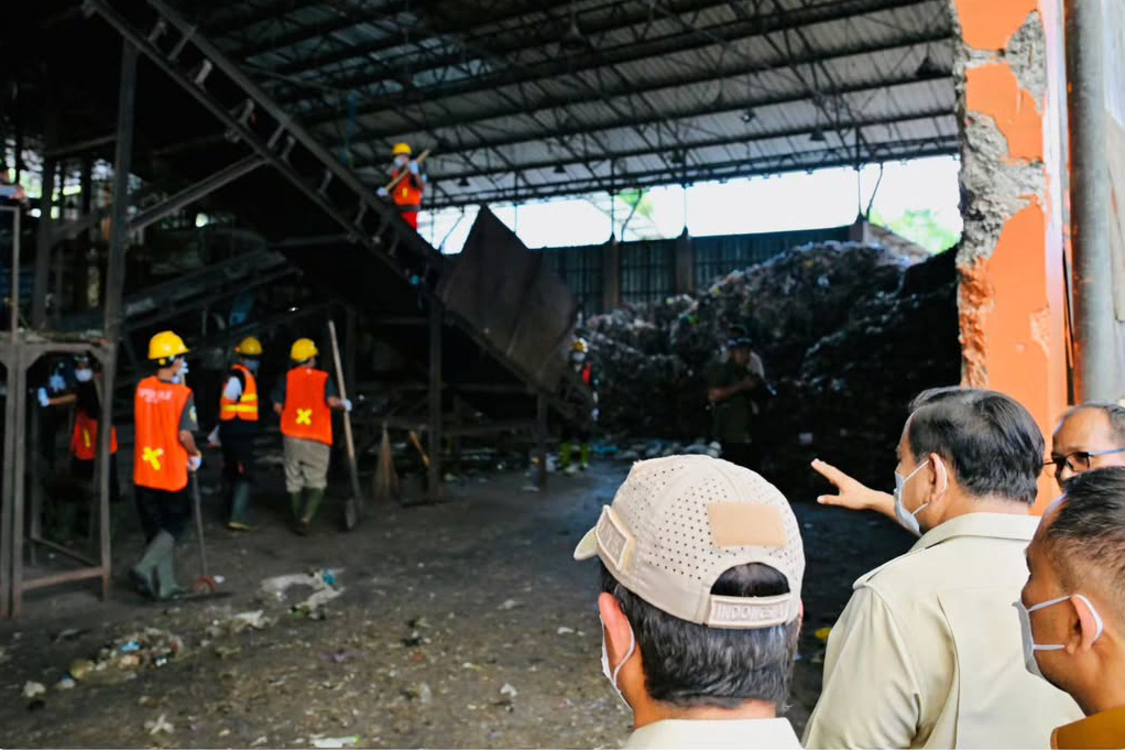 Selain meninjau sistem pengolahan sampah, Presiden Prabowo juga menyoroti inovasi pemanfaatan hasil olahan TPST BLE, termasuk produksi genteng yang dinilai efektif dan terjangkau. Kepala Negara membuka peluang agar produk tersebut dapat dimanfaatkan dalam program bantuan perbaikan rumah.