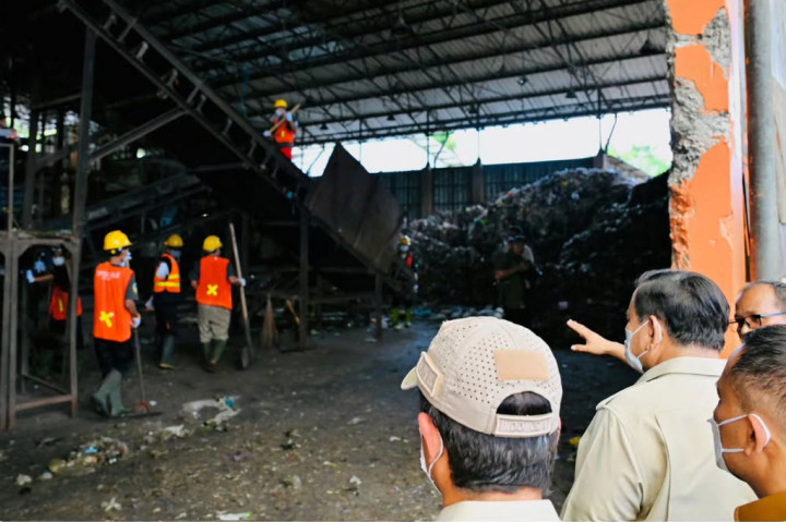 Selain meninjau sistem pengolahan sampah, Presiden Prabowo juga menyoroti inovasi pemanfaatan hasil olahan TPST BLE, termasuk produksi genteng yang dinilai efektif dan terjangkau. Kepala Negara membuka peluang agar produk tersebut dapat dimanfaatkan dalam program bantuan perbaikan rumah.