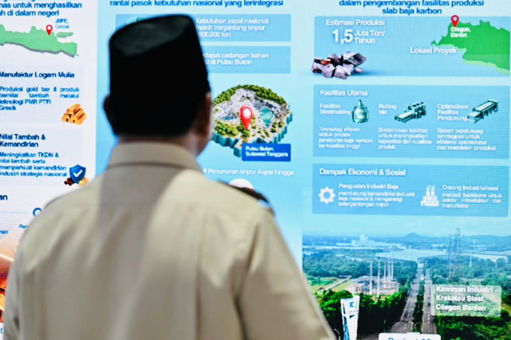 “Groundbreaking hilirisasi tahap kedua yang mencakup 13 proyek strategis hilirisasi, senilai kurang lebih Rp116 triliun meliputi 5 proyek di sektor energi, 5 proyek di sektor mineral, 3 proyek di sektor pertanian,” ujar Kepala Negara.