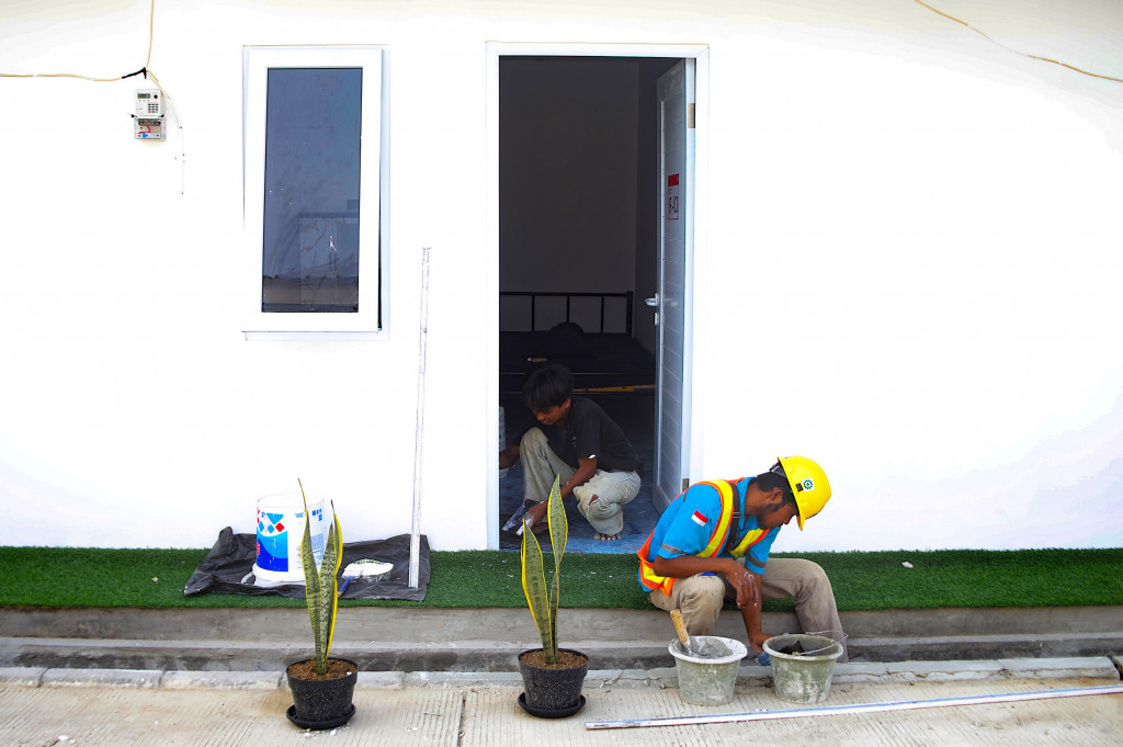Pekerja menyelesaikan pembangunan kompleks hunian sementara di kawasan Kramat, Senen, Jakarta, Kamis, 30 April 2026. 