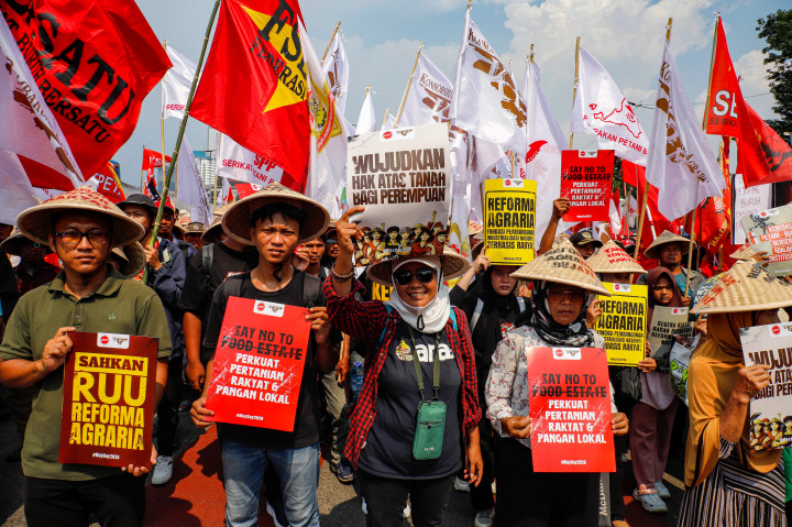 Antara lain pengesahan RUU Ketenagakerjaan, penghapusan outsourcing, serta penolakan upah murah.