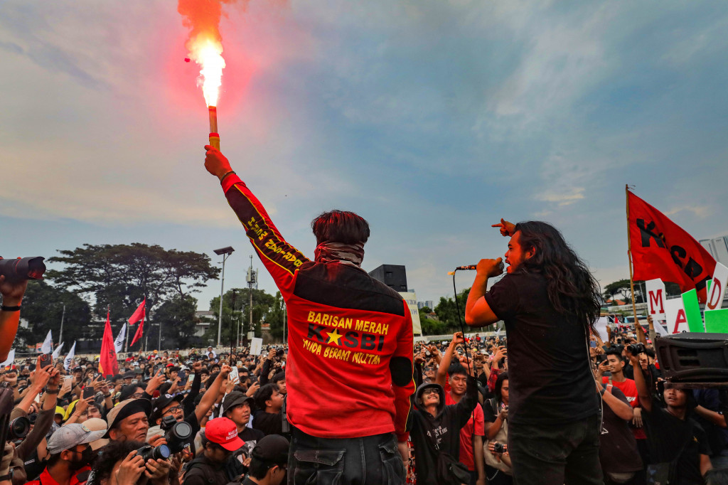 Pengunjuk rasa yang terdiri atas berbagai elemen buruh, aktivis lingkungan, dan mahasiswa membentangkan spanduk saat aksi memperingati Hari Buruh Internasional (May Day) 2026 di depan Gedung DPR RI, Jakarta, Jumat, 1 Mei 2026.