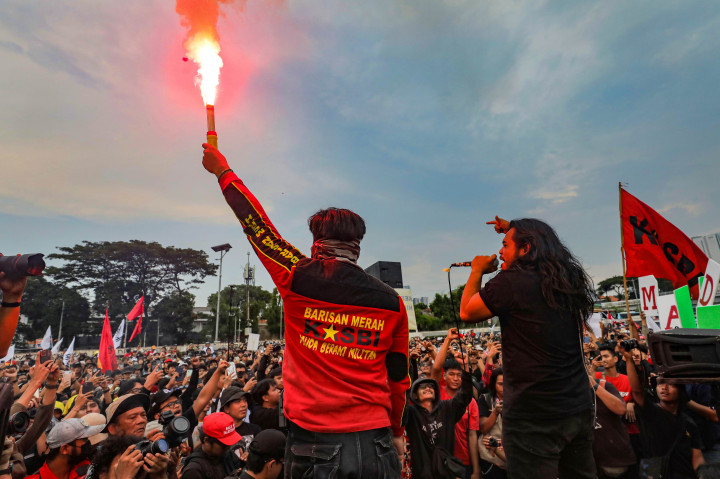 Pengunjuk rasa yang terdiri atas berbagai elemen buruh, aktivis lingkungan, dan mahasiswa membentangkan spanduk saat aksi memperingati Hari Buruh Internasional (May Day) 2026 di depan Gedung DPR RI, Jakarta, Jumat, 1 Mei 2026.