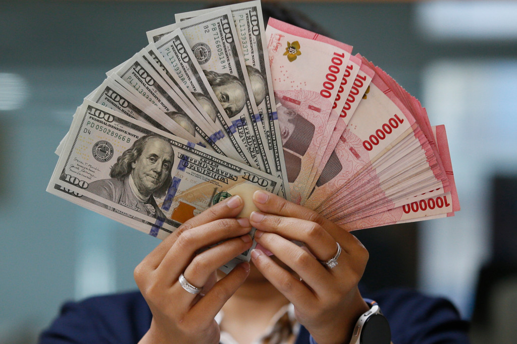 Nilai tukar rupiah terhadap dolar AS melemah sebesar 11 poin atau 0,07 persen menjadi Rp17.405 per dolar AS, dari penutupan sebelumnya di level Rp17.394 per dolar AS. 