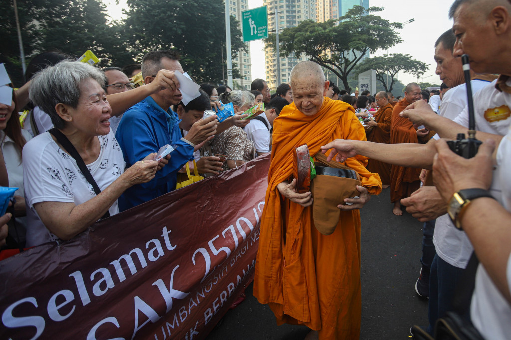 Sebanyak 78 bhante melaksanakan ritual Pindapata sebagi salah satu rangkaian Vesakha Sananda dalam menyambut Hari Raya Tri Suci Waisak 2570 BE yang puncaknya jatuh pada 31 Mei mendatang.