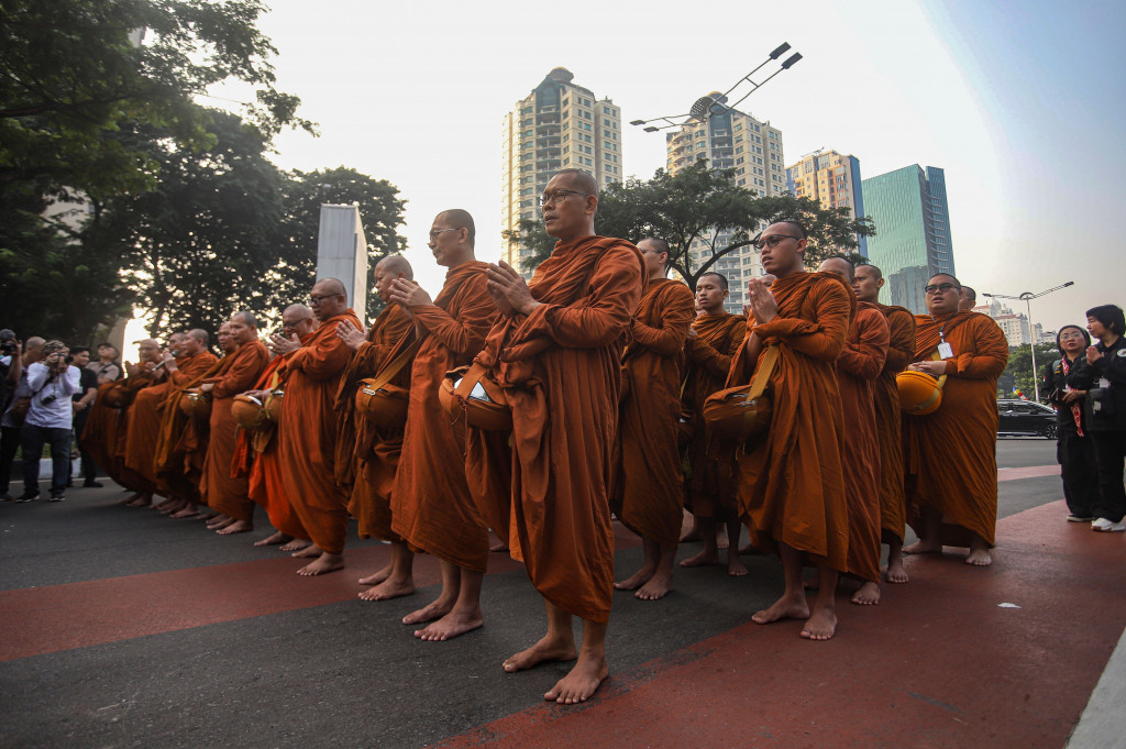 Bhante menerima derma dari warga saat penyelenggaraan Gema Waisak Pindapata Nasional 2026 di Jalan Benyamin Sueb, Kemayoran, Jakarta, Minggu, 10 Mei 2026.