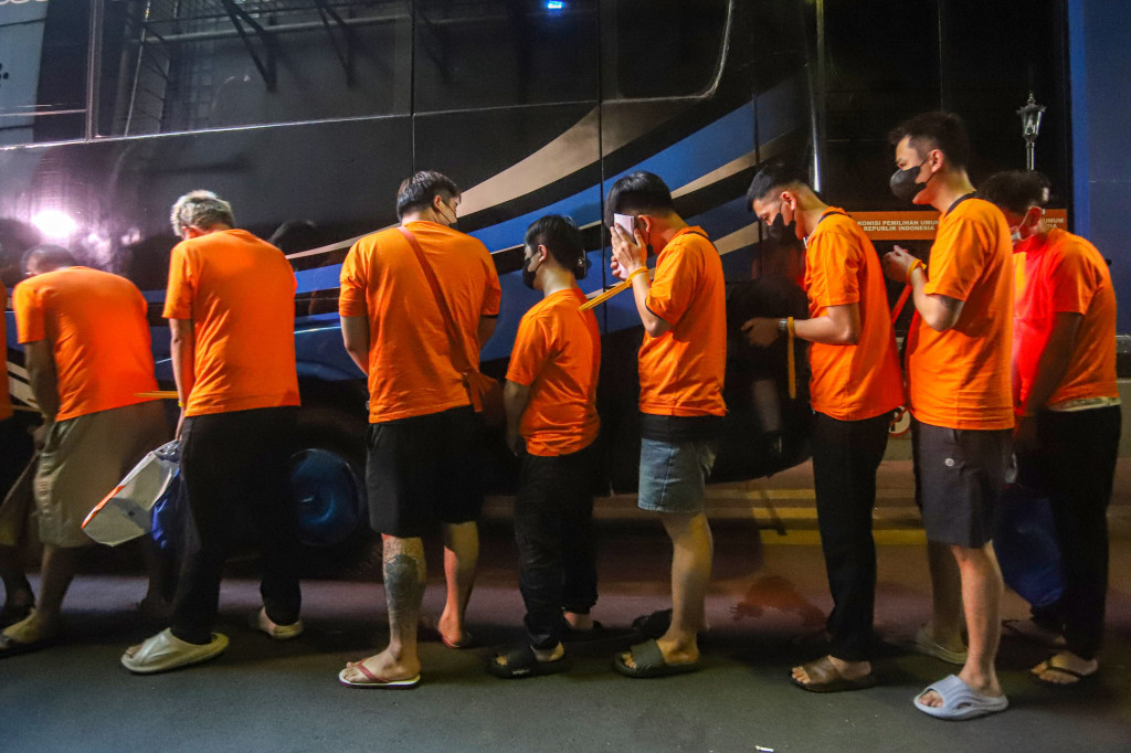  Para terduga pelaku judi online jaringan internasional berjalan menuju bus untuk dipindahkan ke Rumah Detensi Imigrasi (Rudenim) seusai digerebek jajaran Bareskrim Polri di Gedung Hayam Wuruk Tower, Jakarta, Minggu, 10 Mei 2026.