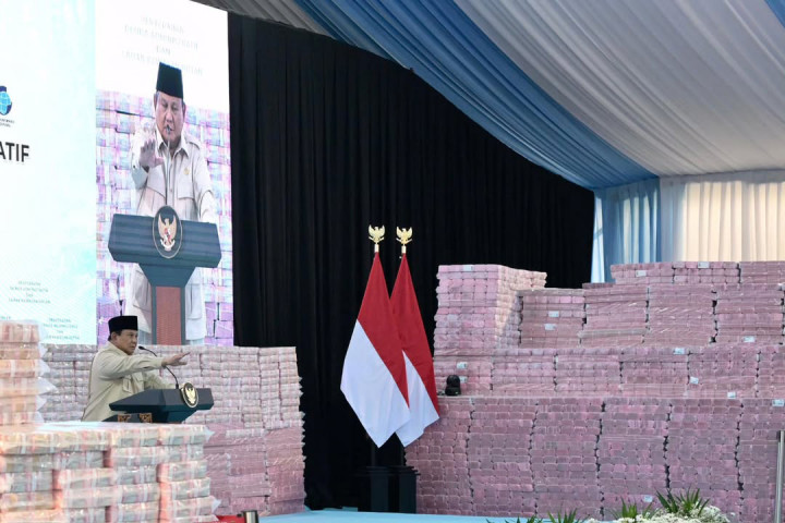 Presiden Prabowo Subianto menyaksikan secara langsung penyerahan denda administratif sebesar Rp10,27 triliun dan lahan kawasan hutan seluas 2,37 juta hektare kepada negara dalam acara yang digelar di kompleks Kejaksaan Agung Republik Indonesia, Jakarta, pada Rabu, 13 Mei 2026.