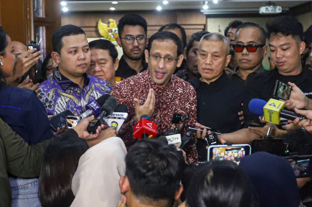 Tak hanya pidana penjara dan denda, Nadiem dituntut supaya dikenakan pidana tambahan berupa pembayaran uang pengganti senilai Rp809,59 miliar dan Rp4,87 triliun subsider sembilan tahun penjara.