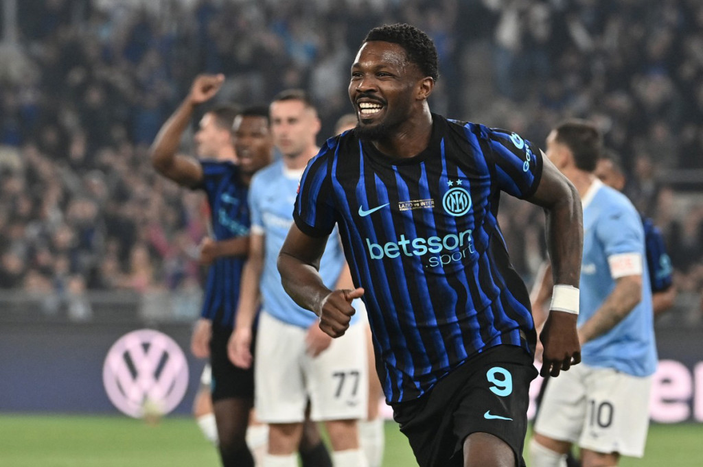 Inter akhirnya membuka keunggulan dua menit kemudian. Umpan Federico Dimarco disundul Marcus Thuram di kotak penalti, bola sempat dibelokkan Marusic sebelum masuk ke gawang sendiri. Skor menjadi 1-0.