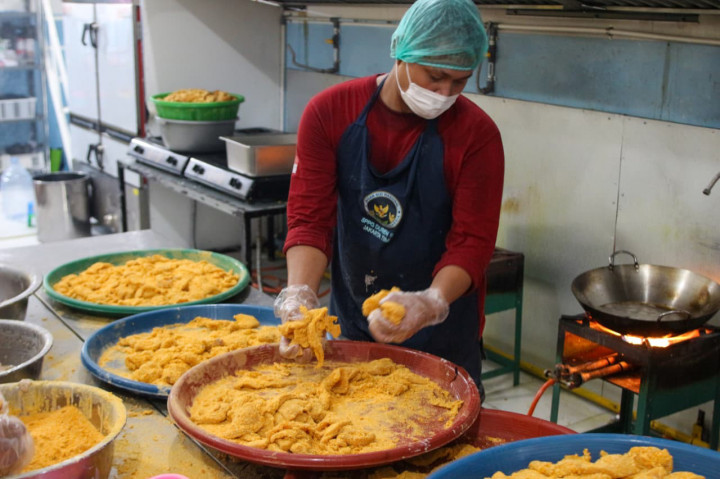 Satuan Pelayanan Pemenuhan Gizi (SPPG) Pondok Bambu 1 memproduksi sekitar 2.500 paket Makan Bergizi Gratis (MBG) setiap hari untuk didistribusikan ke sejumlah sekolah mulai dari jenjang PAUD hingga SMA, serta posyandu yang diperuntukkan bagi ibu hamil, ibu menyusui, dan balita.