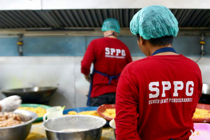 Kepala SPPG Pondok Bambu 1 Dwi Nur Ahmad Yani menegaskan seluruh makanan diproses sendiri untuk menjaga kualitas dan keamanan pangan.