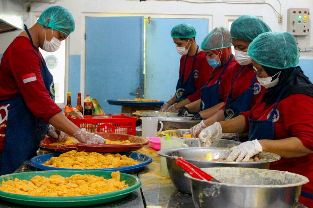 Selain menyediakan makanan bergizi, SPPG Pondok Bambu 1 turut berperan dalam mendukung perekonomian masyarakat sekitar dengan melibatkan pelaku UMKM lokal sebagai pemasok bahan baku makanan.