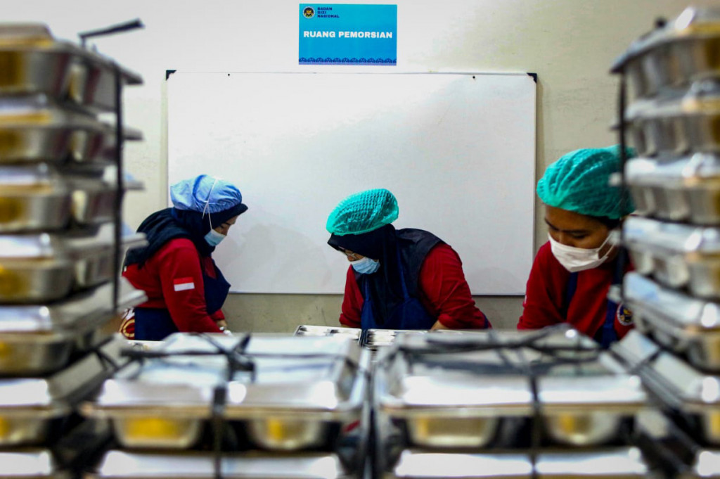 “Kami juga melibatkan sektor UMKM sekitar dalam meningkatkan ekonomi masyarakat, seperti untuk pasokan bahan baku yang kami ambil dari UMKM sekitar,” tuturnya. 