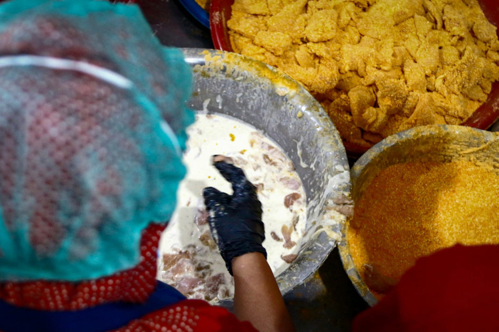 Pihaknya juga memastikan seluruh bahan baku yang digunakan selalu dalam kondisi segar dan layak produksi.