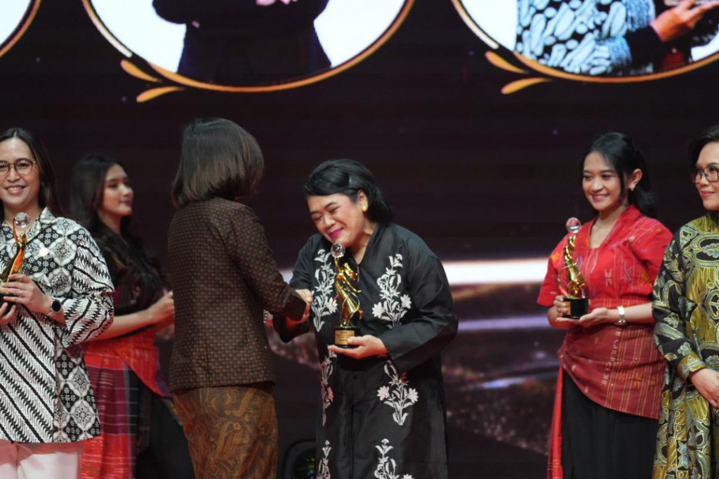 Melalui program Membina Ekonomi Keluarga Sejahtera (Mekaar), PT Permodalan Nasional Madani (PNM) menghadirkan akses pembiayaan, pendampingan usaha, hingga penguatan jejaring sosial bagi perempuan prasejahtera agar mampu mengembangkan usaha secara mandiri dan berkelanjutan.