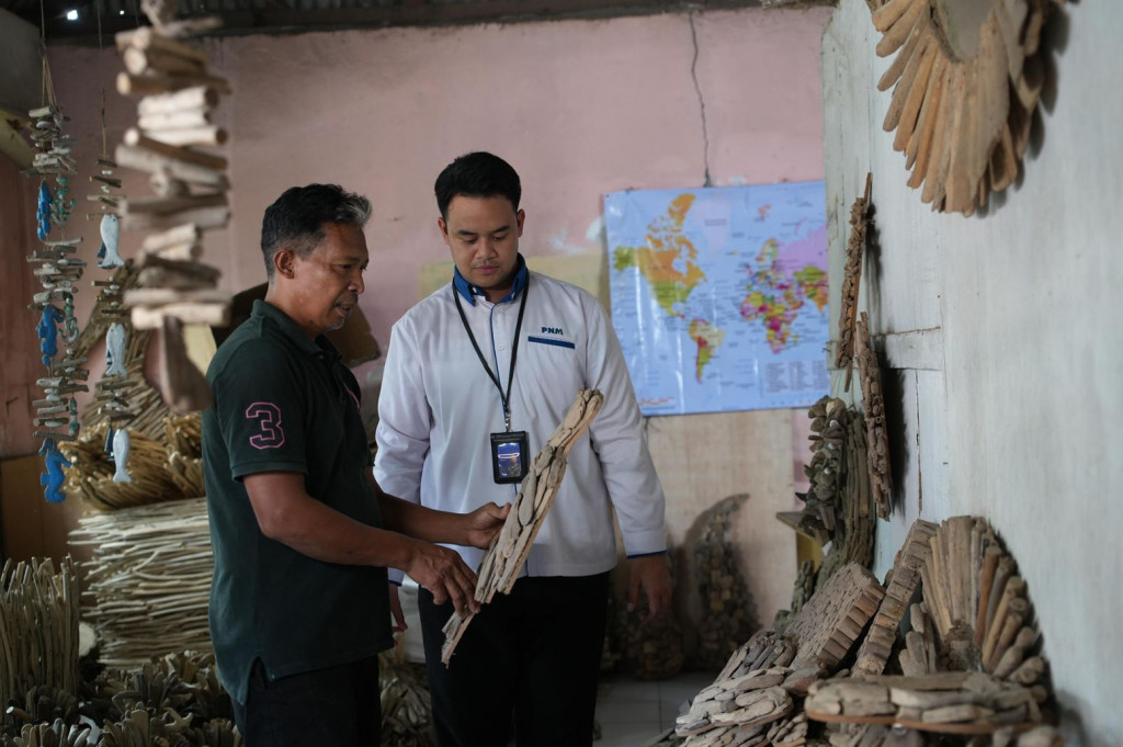 Melalui usaha bernama Ulu Sari Handicraft, Wayan memanfaatkan limbah kayu laut menjadi berbagai produk kerajinan yang tidak hanya bernilai jual, tetapi juga mendukung upaya pengurangan sampah pantai di Bali, khususnya di kawasan Tabanan.