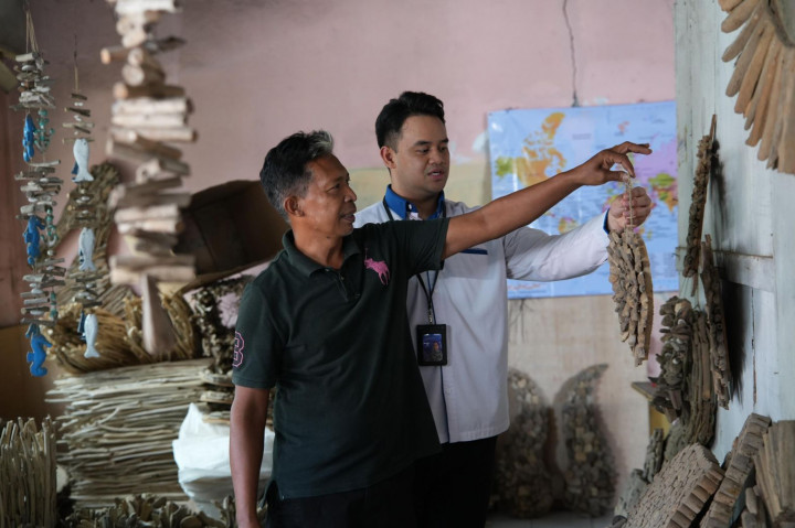 Tumpukan kayu yang terbawa ombak dan terdampar di pesisir pantai kerap dianggap sebagai limbah yang mengganggu kebersihan lingkungan. Namun di tangan Wayan Sudira, kayu-kayu laut tersebut justru diolah menjadi kerajinan bernilai ekonomi tinggi yang mampu menembus pasar ekspor.