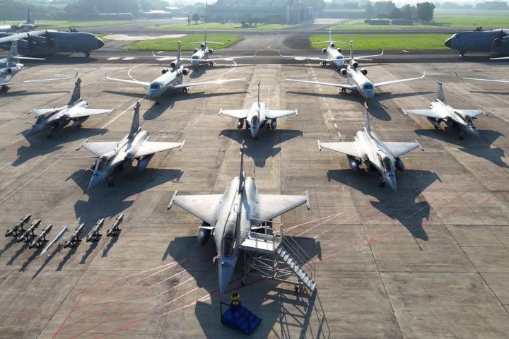 Alutsista yang diserahkan pada Senin, 18 Mei 2026 di Pangkalan Udara Halim Perdanakusuma, Jakarta yakni enam pesawat MRCA Rafale, empat pesawat Falcon 8X, satu pesawat Airbus A400M MRTT, satu missile meteor dan enam smart weapon hammer, serta satu radar GCI GM403.