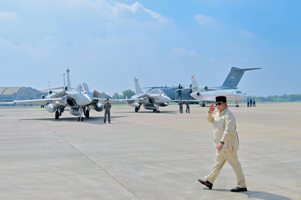Presiden Prabowo Subianto menyerahkan alat utama sistem persenjataan (alutsista) strategis kepada Tentara Nasional Indonesia (TNI) guna memperkuat postur pertahanan udara Indonesia secara komprehensif.