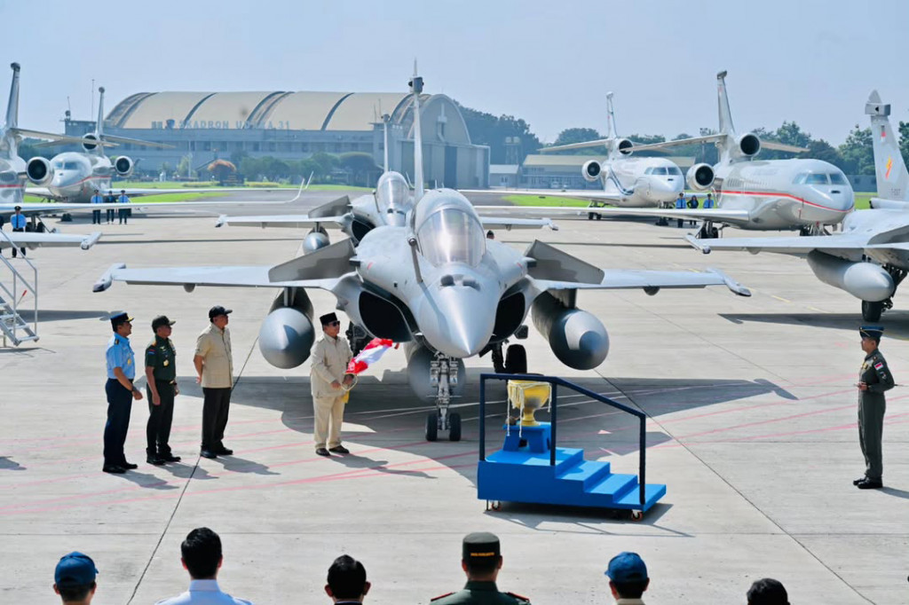 Mengawali proses penyerahan, Presiden Prabowo melepas tirai logo Skadron Udara 12 di bagian depan badan pesawat MRCA Rafale.