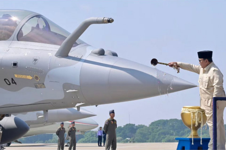 Selanjutnya, Presiden melakukan prosesi penyiraman air ke bagian depan pesawat.
