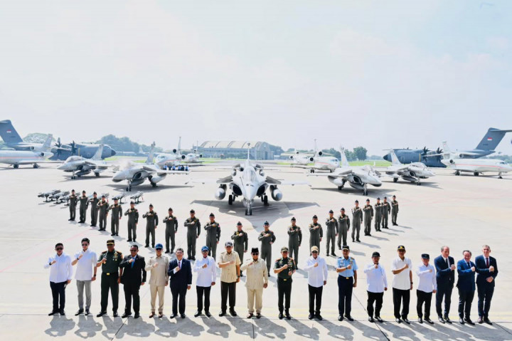 Usai prosesi, Presiden langsung meninjau pesawat MRCA Rafale, serta alutsista lainnya. Dalam keterangannya usai peninjauan, Kepala Negara menyampaikan bahwa penambahan alutsista ini sebagai tonggak penguatan pertahanan nasional.