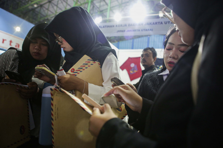 Pencari kerja mengisi data dan mencari informasi lowongan saat mengunjungi bursa kerja di Gelanggang Remaja Jakarta Utara, Jakarta, Selasa, 19 Mei 2026.