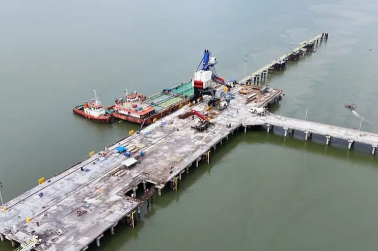 Pembangunan dermaga logistik pertanian di kawasan food estate Wanam, Kabupaten Merauke, Papua Selatan, terus dikebut untuk mendukung distribusi alat berat, sarana produksi, dan hasil pertanian melalui jalur laut.