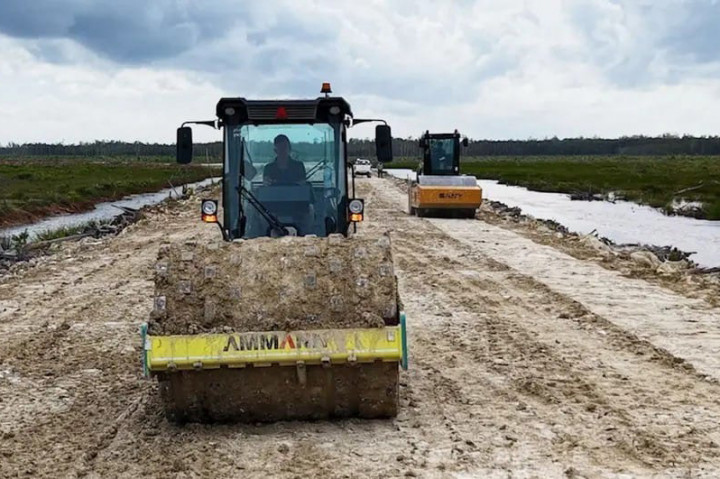 Alat berat memadatkan badan jalan di kawasan food estate Wanam, Distrik Ilwayab, Kabupaten Merauke, Papua Selatan, sebagai bagian dari pembangunan infrastruktur pendukung program swasembada pangan nasional.