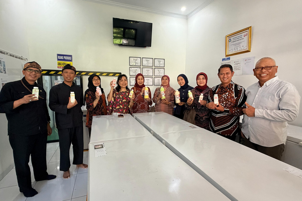 Kunjungan dipimpin Dirjen IKMA Kemenperin Reni Yanita didampingi Direktur IKM Pangan, Furnitur, dan Bahan Bangunan Afrizal Haris, Direktur IKM Logam Mesin, Elektronika, dan Alat Angkut Dini Hanggandari, serta Direktur Industri Aneka Reny Meilany.