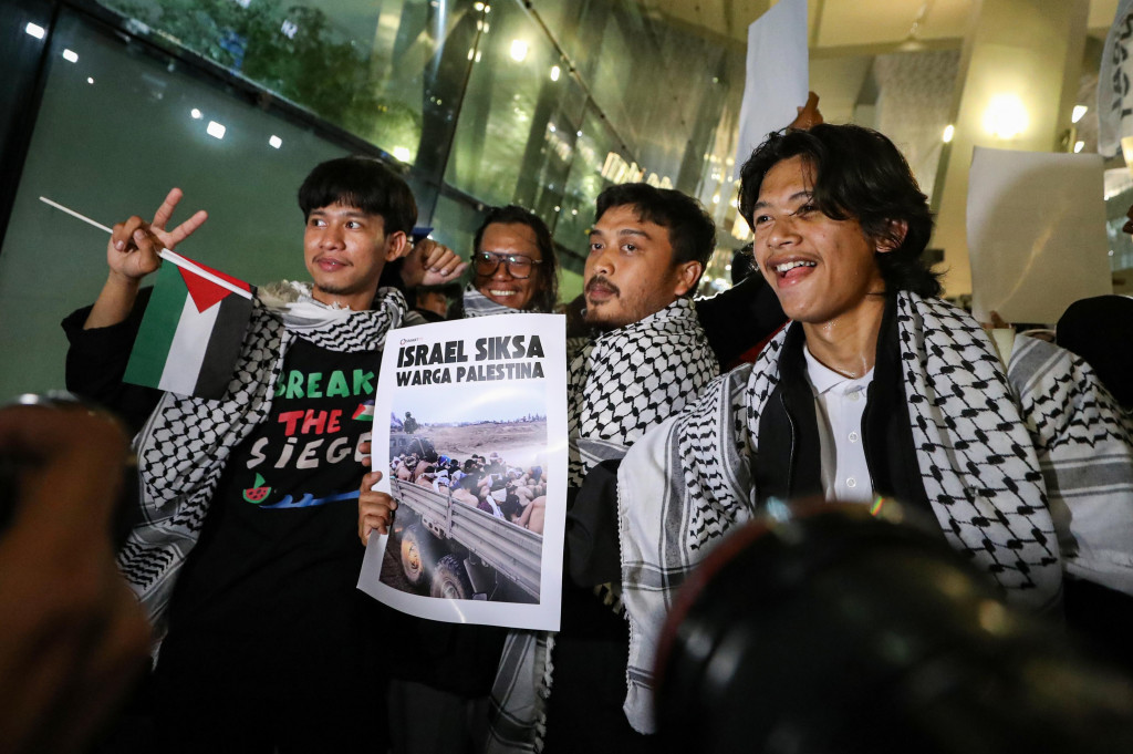 Sebelumnya, rombongan relawan ini sempat diadang dan ditahan oleh pihak militer Israel di perairan internasional pada 18 Mei lalu.