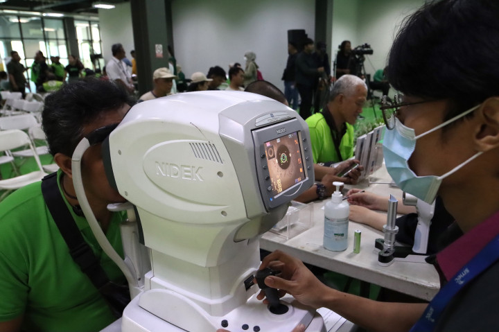 Pekerja informal atau pengemudi ojek online mengikuti pemeriksaan kesehatan gratis di Jakarta, Kamis, 21 Mei 2026.