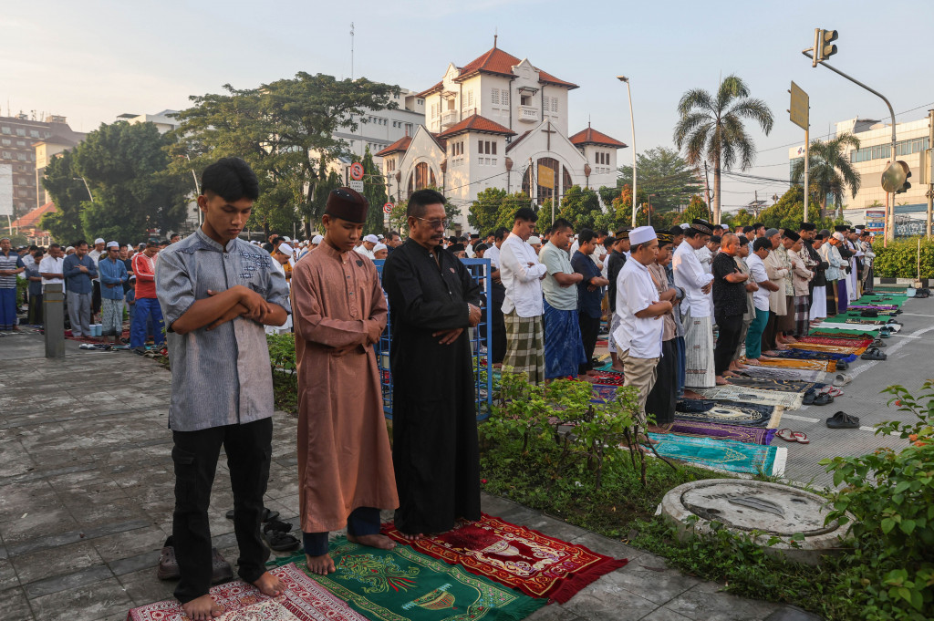 Salat Iduladha tersebut digelar di sisi kanan dan kiri Gereja Protestan Koinonia yang berdiri sejak 1889.