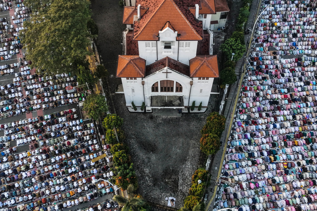 Umat Muslim berdoa seusai melaksanakan salat dan mendengarkan khotbah Iduladha 1447 Hijriah di Jalan Jatinegara Barat dan Jalan Matraman Raya, Jatinegara, Jakarta, Rabu, 27 Mei 2025.
