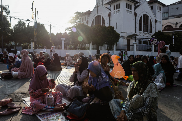 Warga setempat telah lama melaksanakan salat Idulfitri maupun Iduladha di kawasan tersebut sebagai bentuk kebersamaan dan toleransi antarumat beragama.