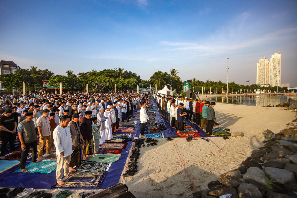 Umat Islam melaksanakan Salat Iduladha 1447 Hijriah di kawasan Pantai Ancol, Jakarta, Rabu, 27 Mei 2026.