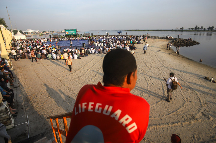 Pelaksanaan salat id di ruang terbuka dengan latar pesisir pantai tersebut berlangsung khidmat dan diikuti ribuan jemaah.