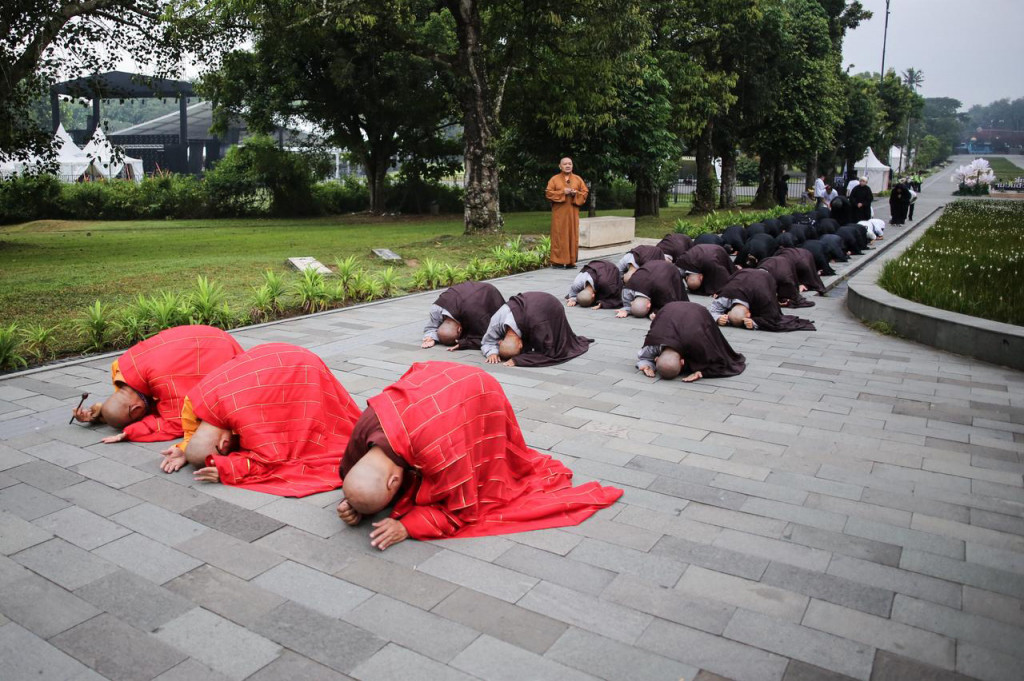 Menjelang perayaan Hari Raya Tri Suci Waisak 2570 Buddhist Era, ratusan umat Buddha melaksanakan prosesi San Pu Yi Pai dan Pradaksina di kawasan Candi Borobudur, Magelang, Jawa Tengah. 