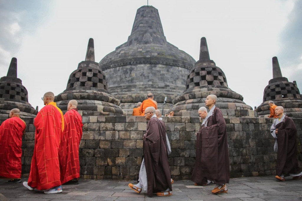 Prosesi ini diawali dengan San Pu Yi Pai yang dilakukan sejumlah perwakilan majelis umat budha seluruh indonesia dan mancanegara.