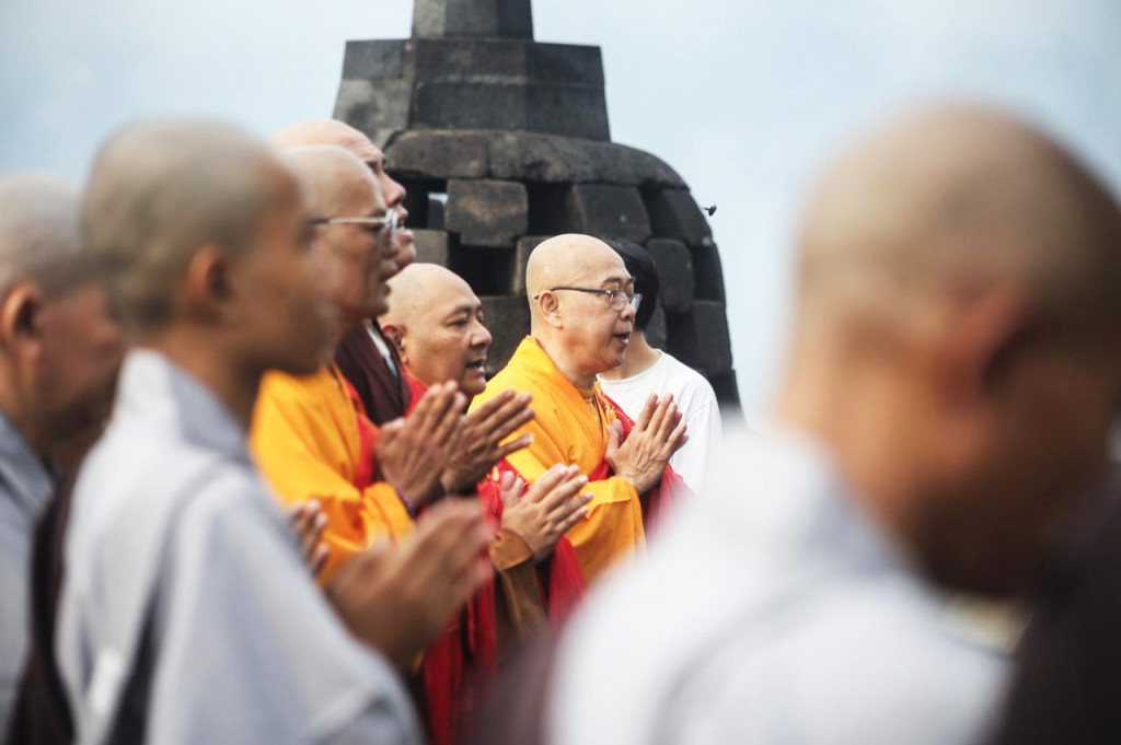 Prosesi ini diawali dengan San Pu Yi Pai, yang dilakukan dengan tiga langkah sambil melafalkan Paritta Suci dan melakukan satu kali Namaskara atau bersujud sepanjang marga utama menuju Candi Borobudur.